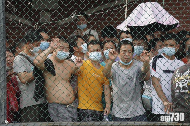 廣東省新增7宗本地個案,另有2宗本地無症狀感染者轉為確診病例。圖為當地被隔離的人民。(美聯社圖)