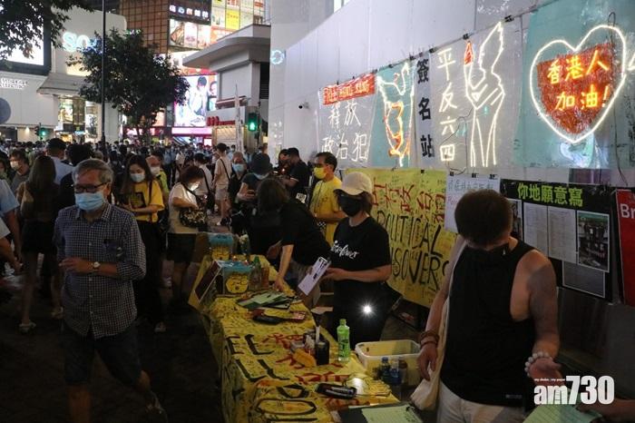 有不少市民晚上在銅鑼灣一帶悼念六四。(林俊源攝)