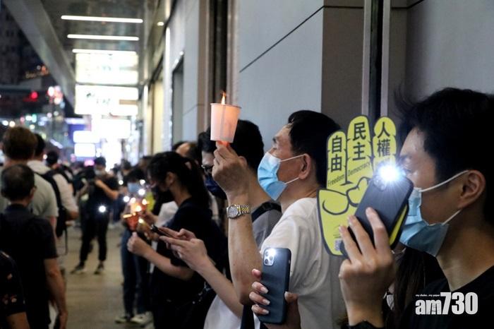 有市民手持燭光及寫有「人權、民主、自由」的標語。(林俊源攝)