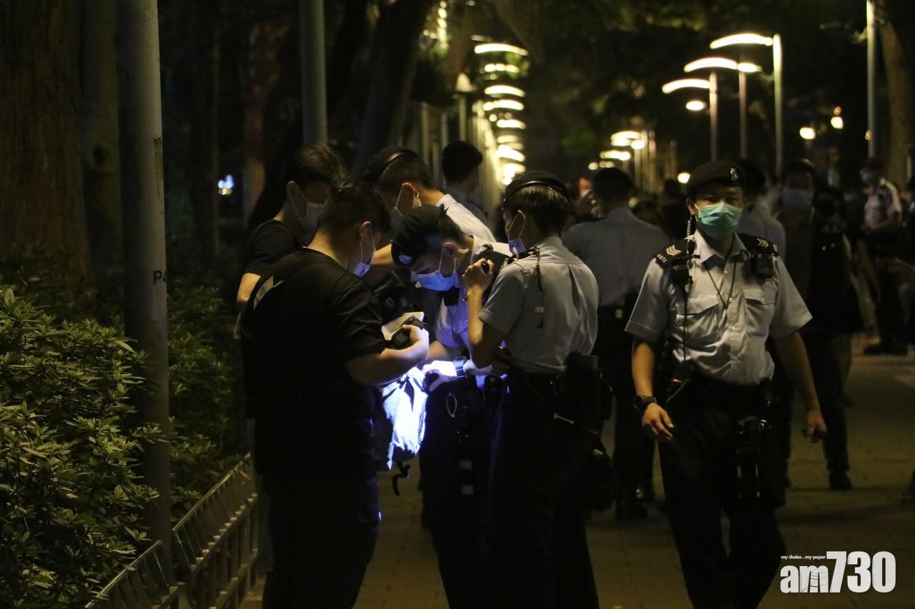 警員在維園截查身穿黑衣的市民。(林俊源攝)