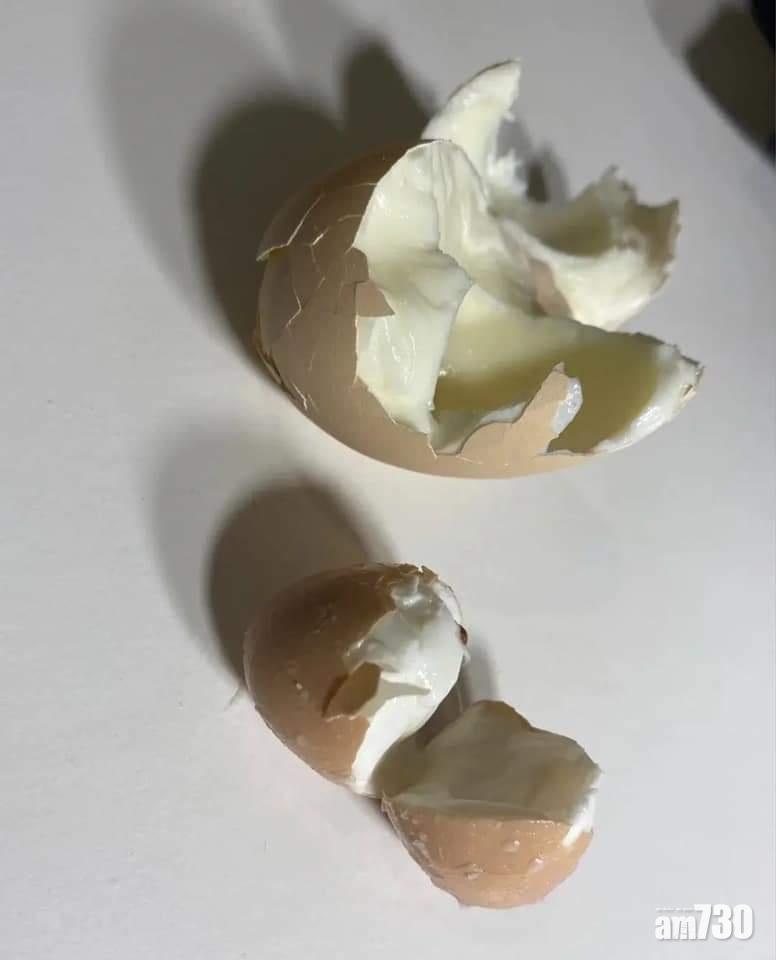 事主剝開兩顆雞蛋後,網民眼利發現都沒有蛋黃。(爆料公社公開版圖片)