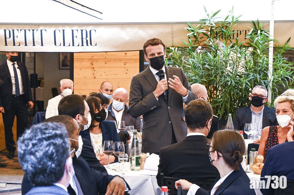 馬克龍周二探訪德龍,與民眾交流。(美聯社)