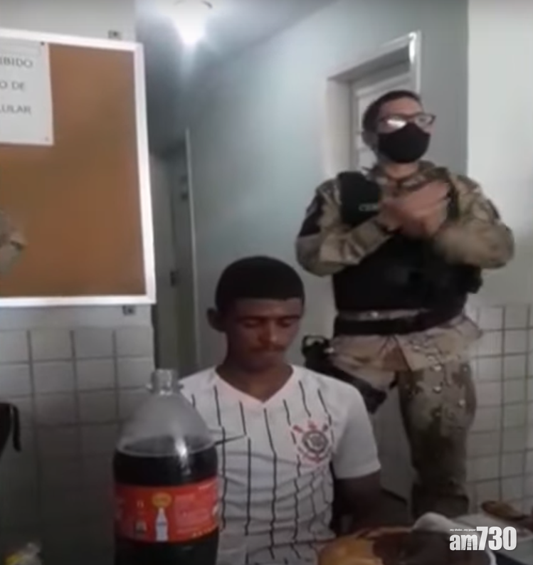 警員為18歲疑犯慶生,買齊蛋糕、可樂之餘,仲齊齊拍手唱生日歌。不過,男主角看起來相當無奈。(YouTube影片截圖)