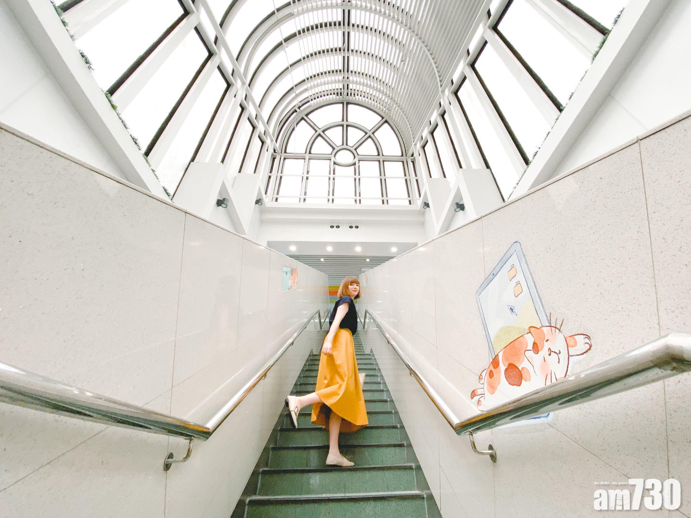 廣場西翼的「天幕隧道」,以黑白色圓拱形天窗組成,身處其中恍如置身異國車站