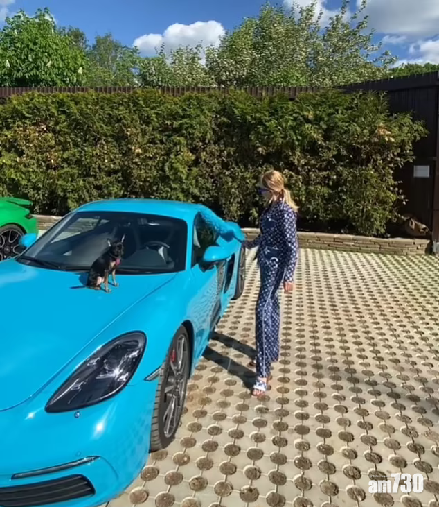 白手興家富婆Yana Rudkovskaya為4輛保時捷跑車掃塵。(互聯網)