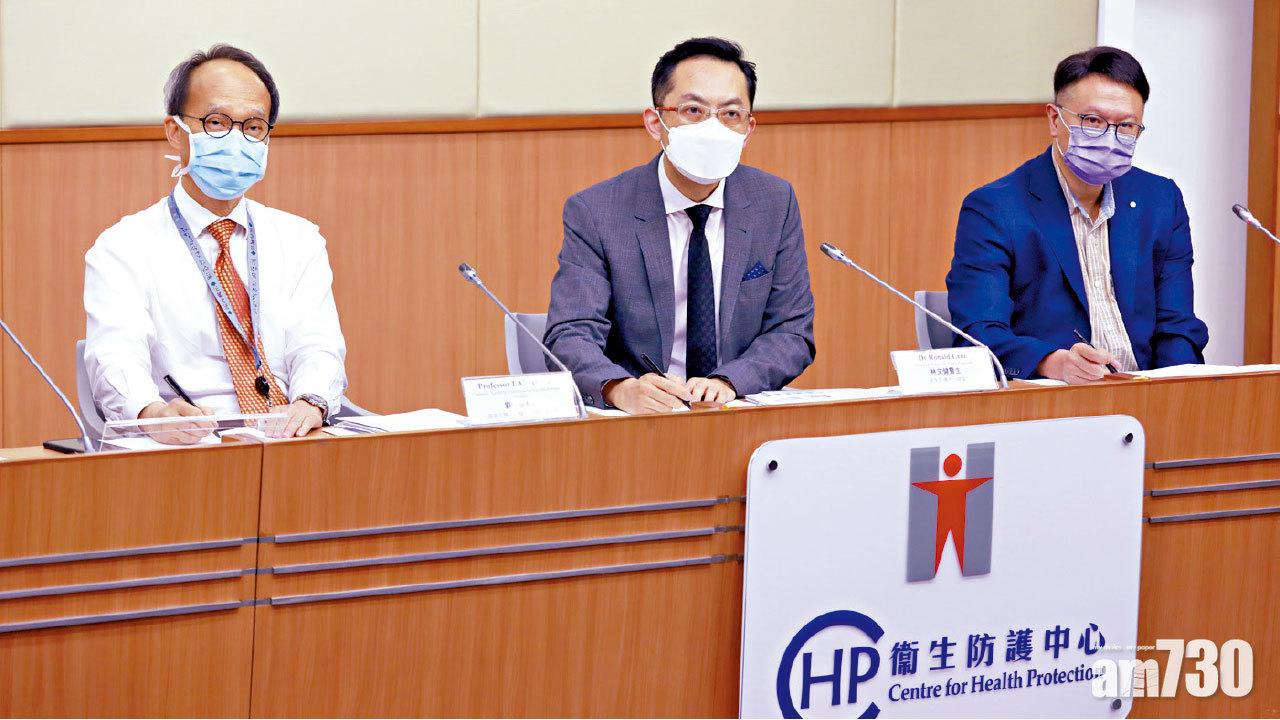 劉宇隆(左)建議,曾安全打流感針的長者,可接種同樣是滅活疫苗的科興;中為林文健、右為許樹昌。(林俊源攝)