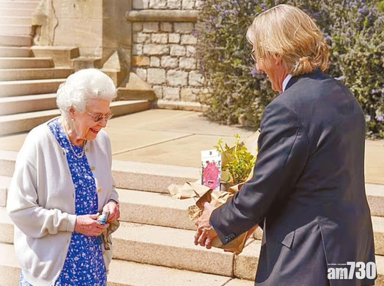 女王收到「愛丁堡公爵」玫瑰時展露甜笑。(互聯網)