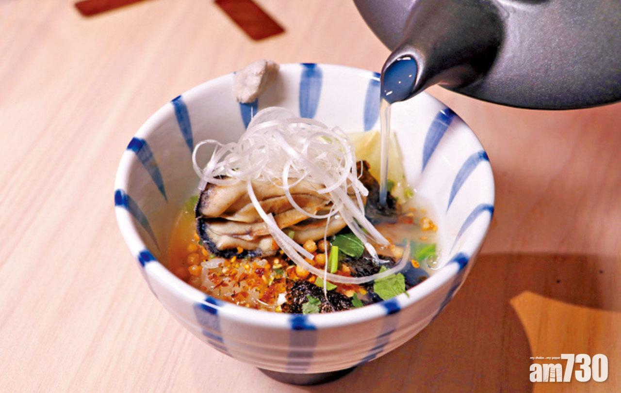 蠔控不能錯過的蠣泡茶漬飯,店方以鮮蠔湯煮蠔飯,配以原隻日本廣島蠔,享用時再自行加入「牡蠣黃金湯」,小心蠔味滿到瀉!$65