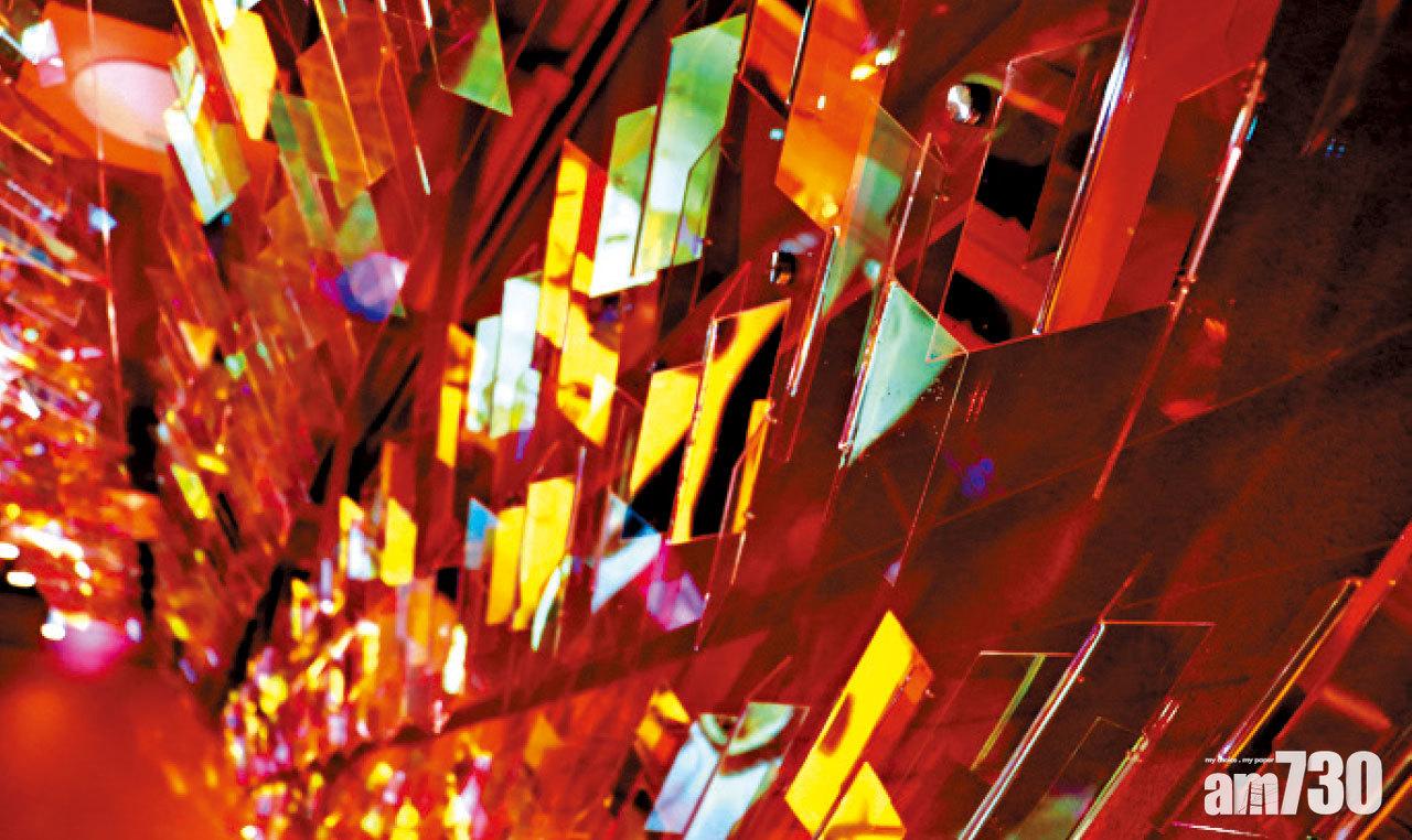 新店裝潢棄用高貴金色,反而處處打造如蠔殼裡的珍珠夢幻色彩,cyber感十分潮,連視覺也貫徹食蠔主題。