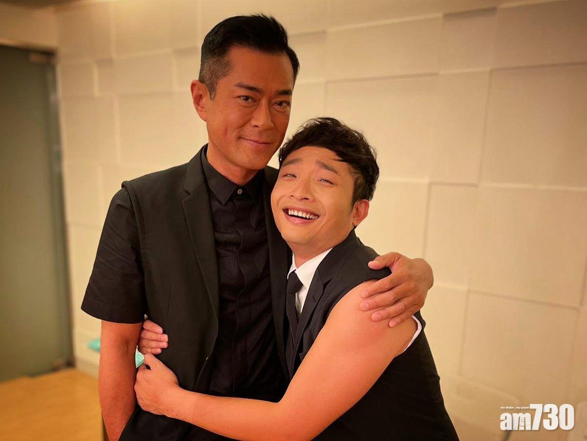 阿Dee在社交平台上載與古仔合照,他自言問完「我可唔可以攬住你?」就即刻攬住古仔。