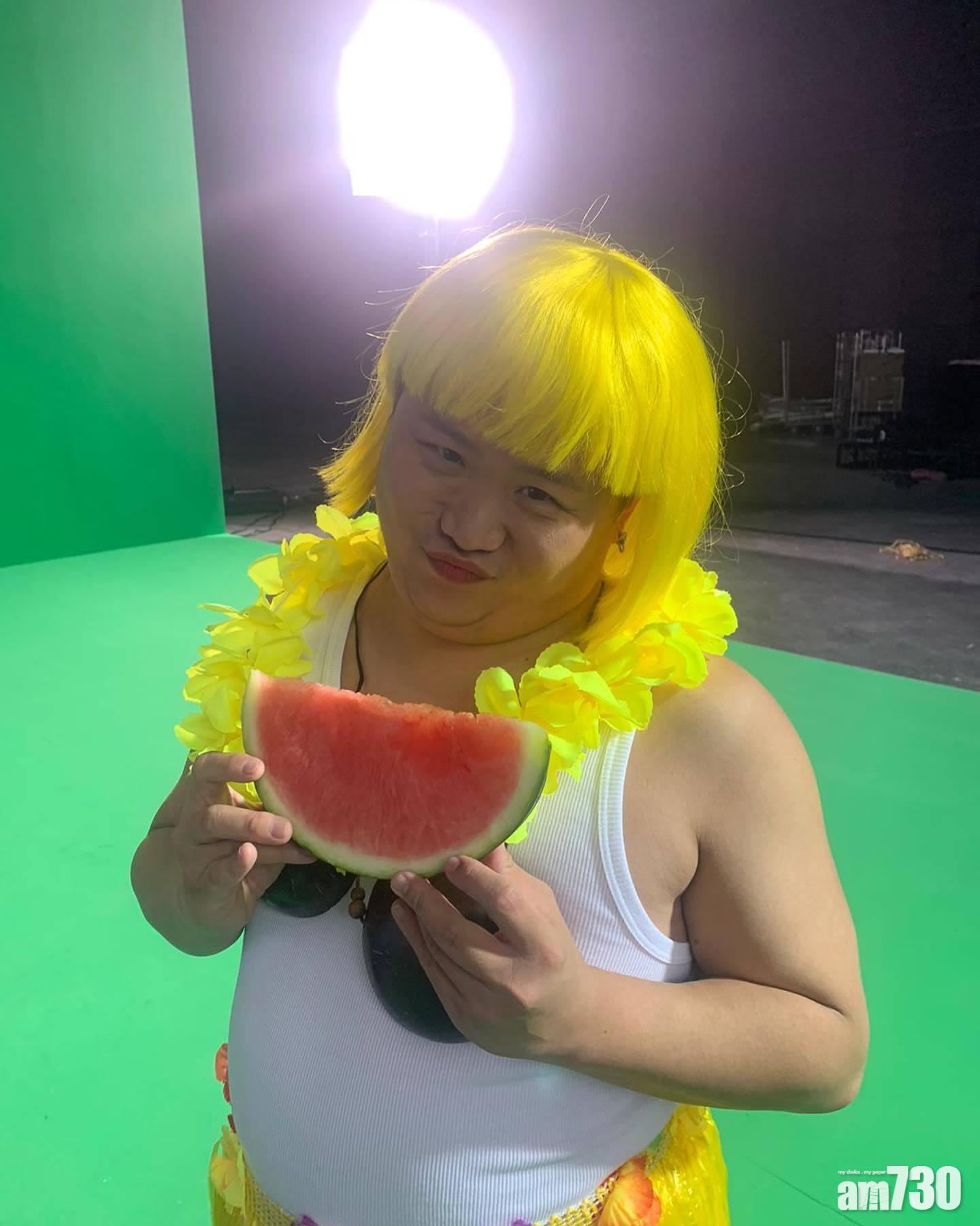 肥仔形容這是「馬來亞靚女唔著底褲騎馬嘅造型」