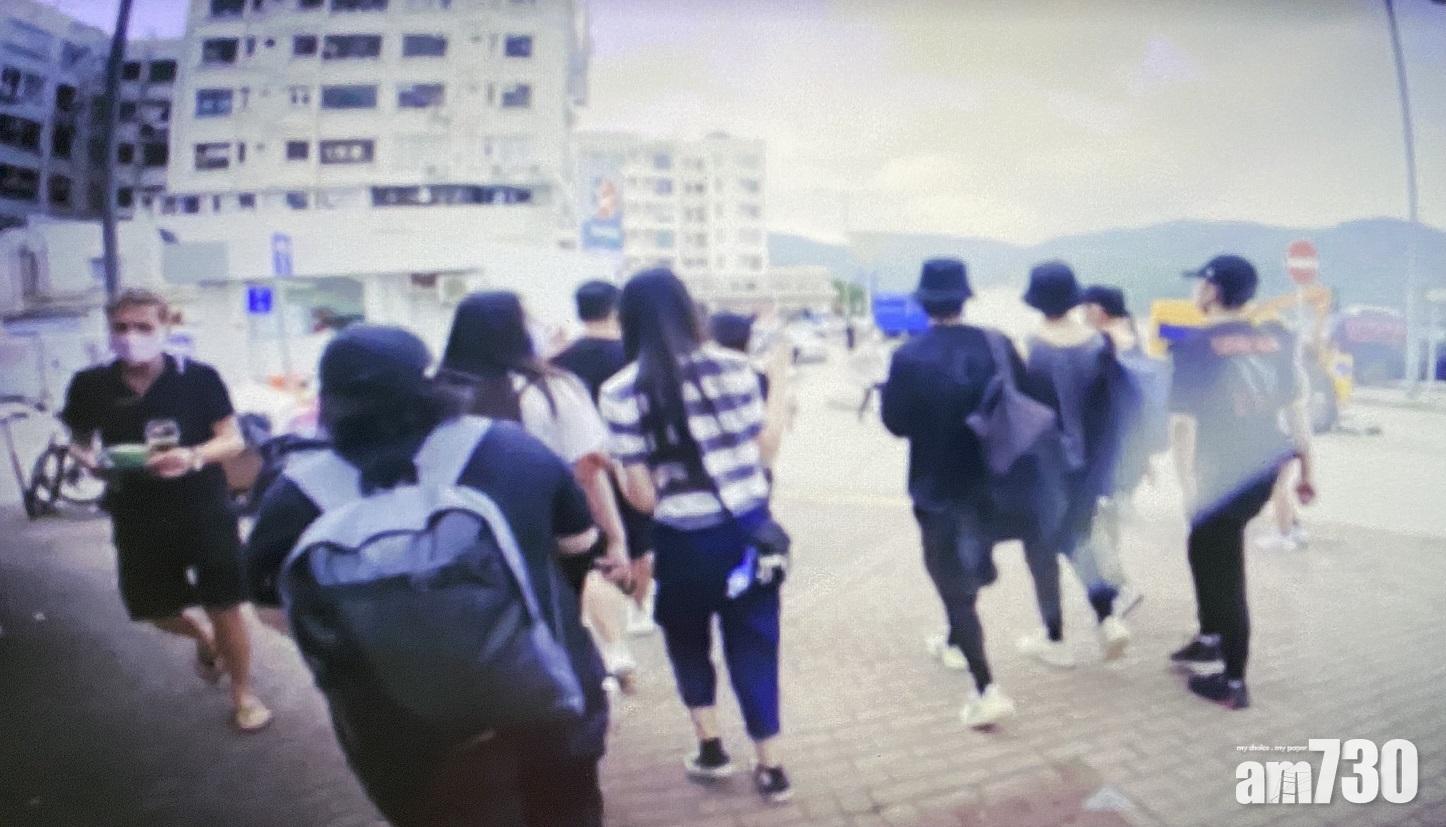 姜濤所到之處都被粉絲包圍。(截圖)