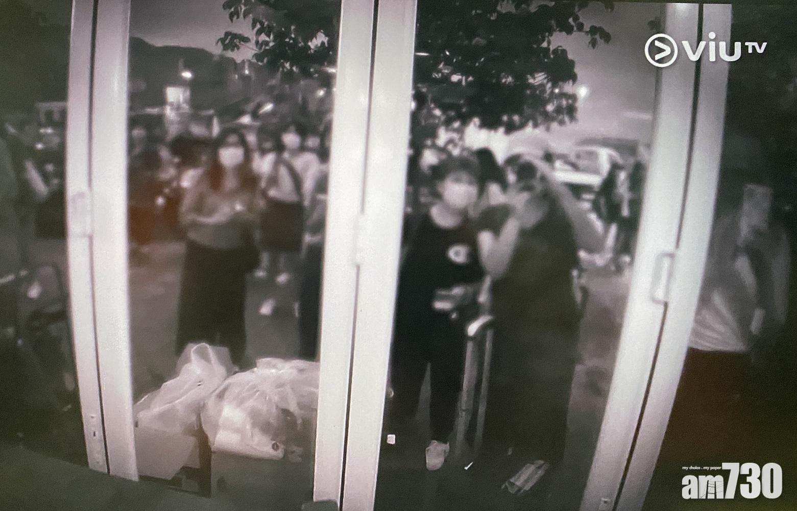 MIRROR被圍困於酒吧,恍如全程被觀賞。(截圖)