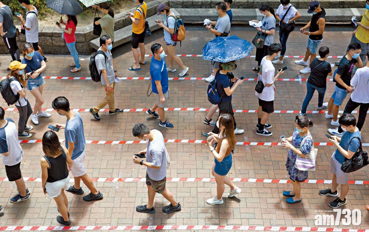 去年7月大量市民參與初選投票,部分投票站為區議員辦事處。(資料圖片)
