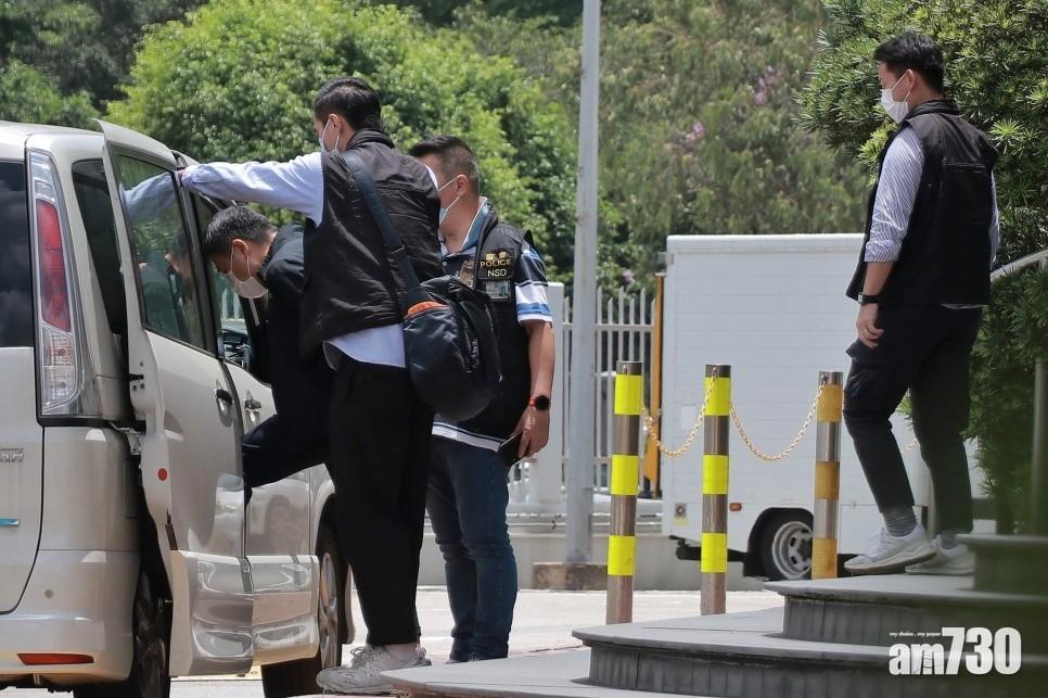 羅偉光被警方押離《蘋果日報》大樓。(莊振邦攝)