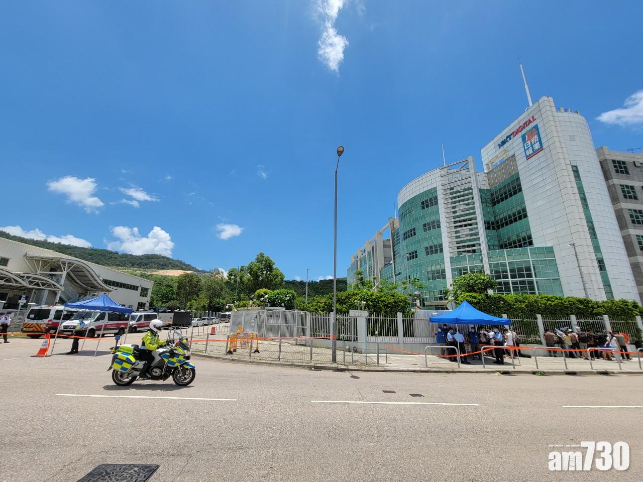 警方搜查蘋果日報大樓。(莊振邦攝)