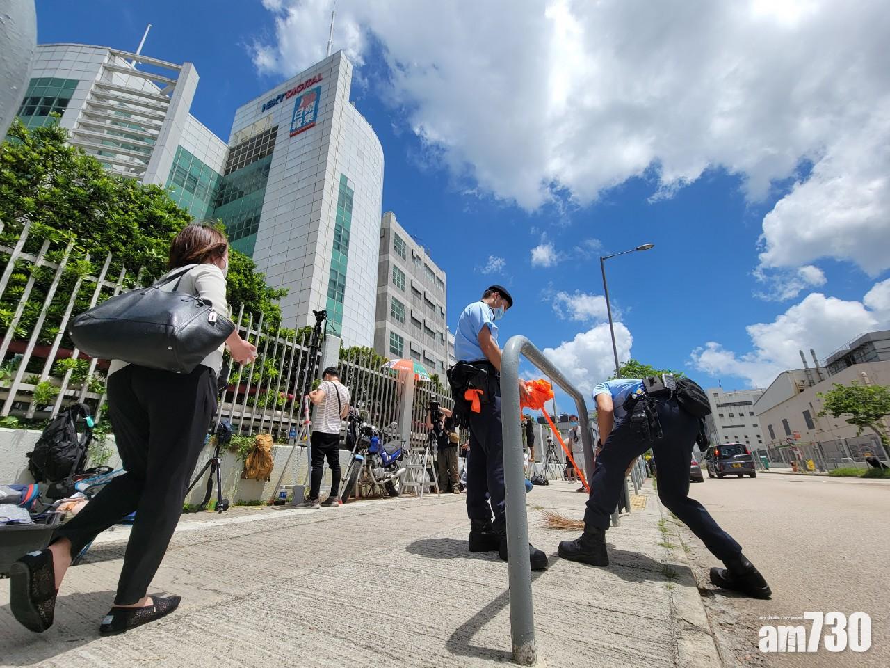 《蘋果日報》大樓外警員收隊