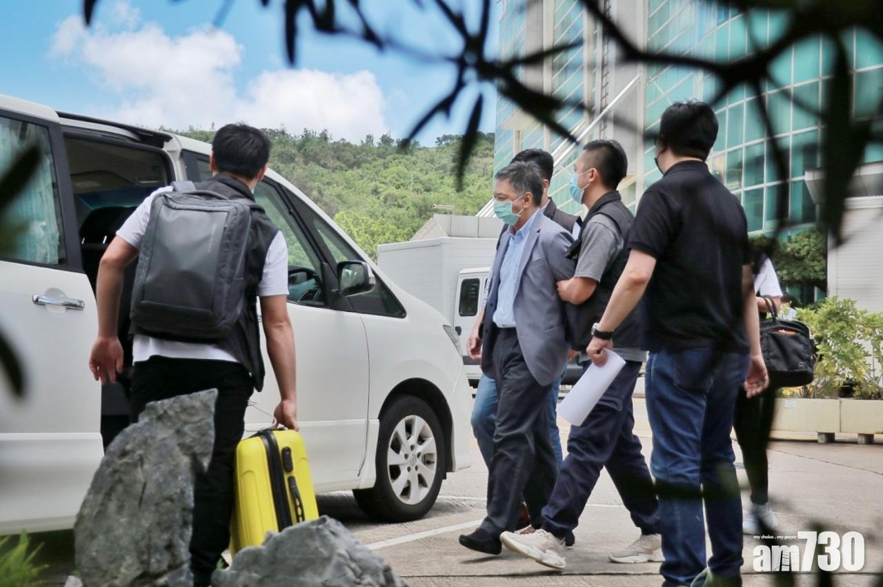 周達權被警方押離《蘋果日報》大樓。(莊振邦攝)