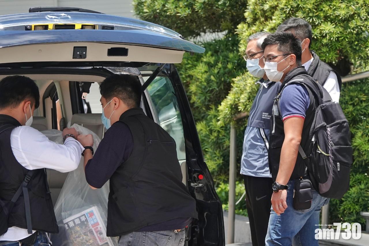 張劍虹被警方押離《蘋果日報》大樓。(莊振邦攝)