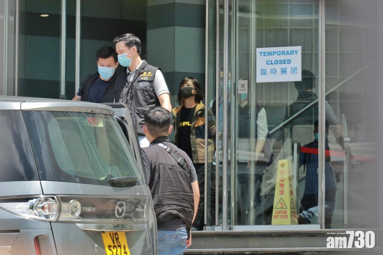 陳沛敏被警方押離《蘋果日報》大樓。(莊振邦攝)