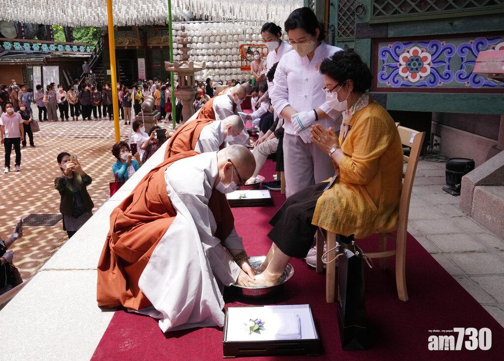 首爾寺院端午祈福會上,僧人為善信濯足,祈願他們長壽。(美聯社)