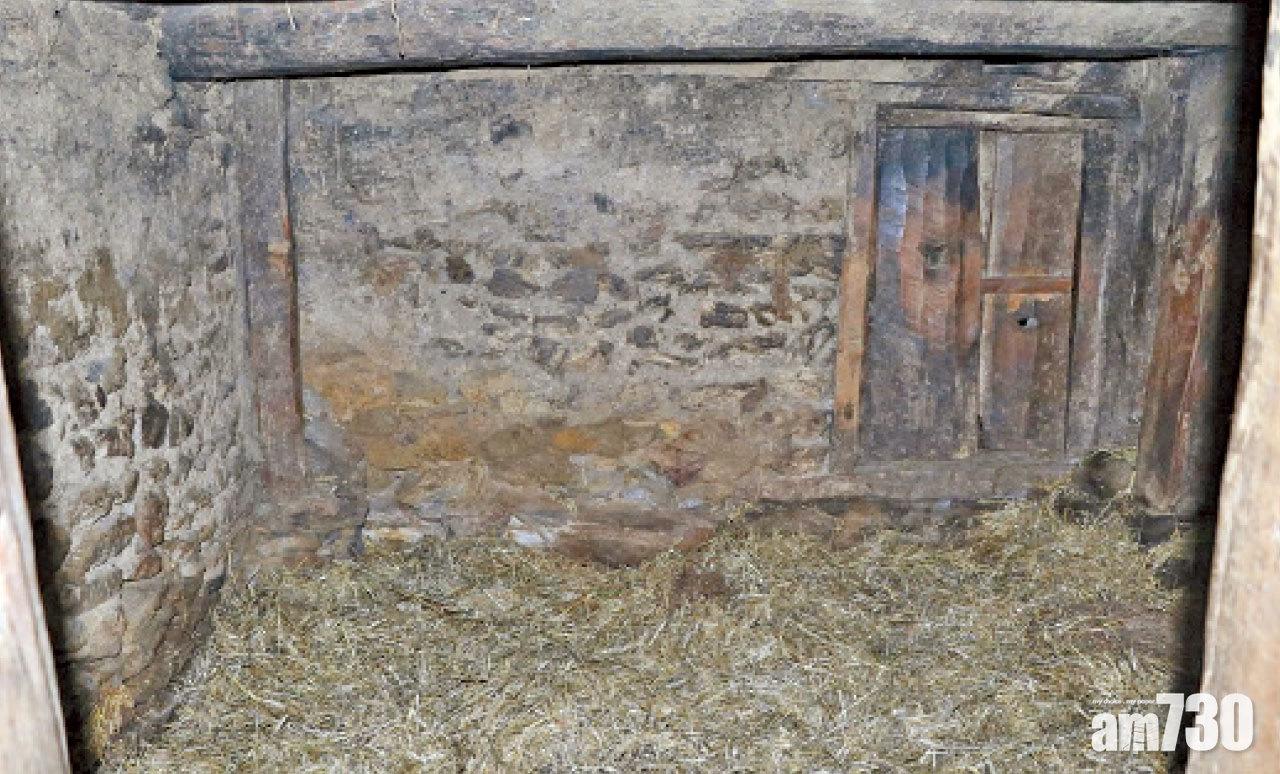 「小屋」沒任何設施,部分連完整的四面牆壁也沒有,令女孩暴露在危機中。