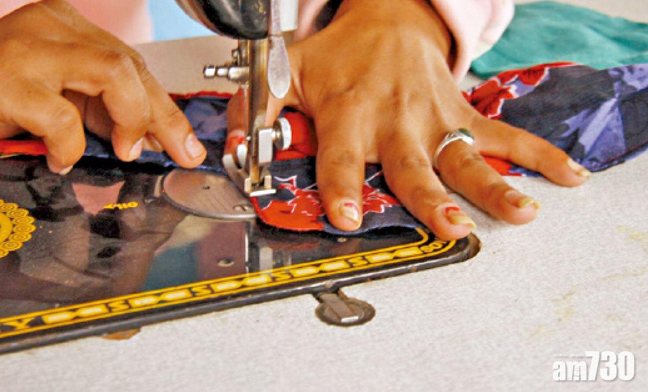 導師向同學示範如何縫紉布衛生巾,男同學亦有參與其中。