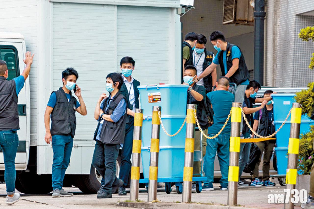 警方搜查大樓後檢走大批證物。(莊振邦攝)