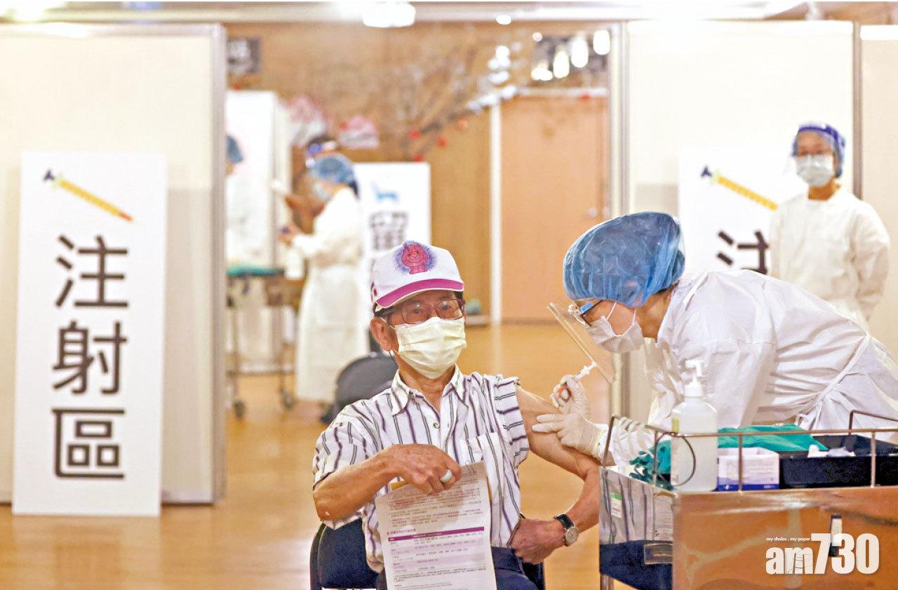 台灣最少25名長者離世前曾接種新冠疫苗。(路透社)
