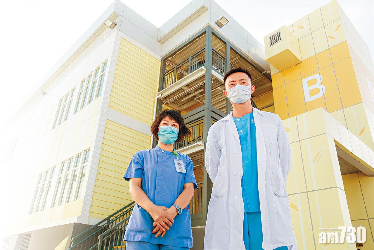 陳文俊(右)稱病房可在短時間內「彈性開閂」;旁為陳曉珊。(莊振邦攝)