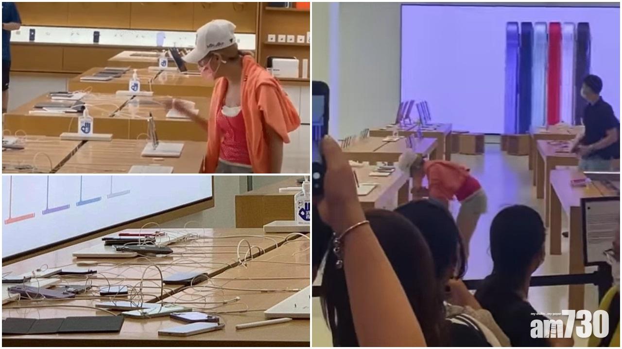 一名金髮中年女子大鬧觀塘apm商場的蘋果電腦店,並將陳列的產品反轉或推倒,期間她一度雙手合十鞠躬。(網上圖片)