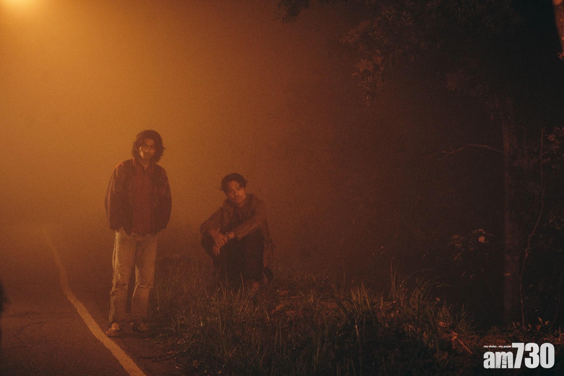 陳健朗在飛鵹山拍主角走出迷霧的戲份,估不時正遇上大霧,驚險遇分。(劇照)