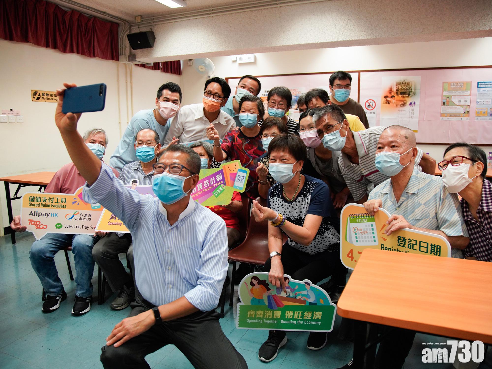 陳茂波早前出席社區活動,了解長者使用電子支付情況。