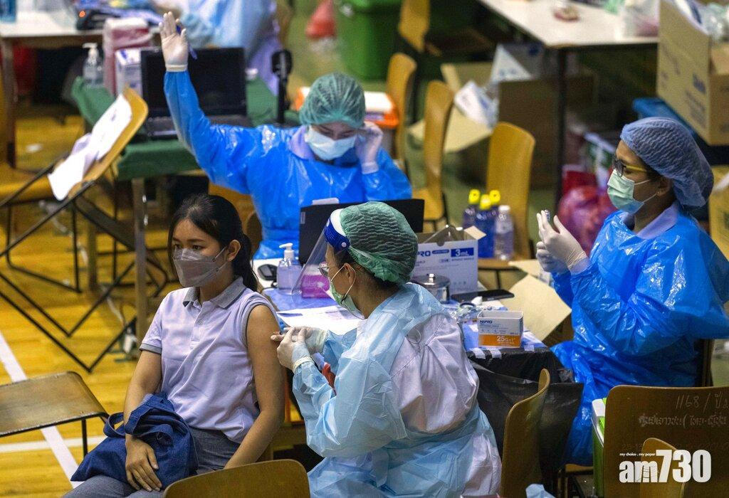 曼谷醫護人員為民眾注射科興疫苗。(資料圖片)