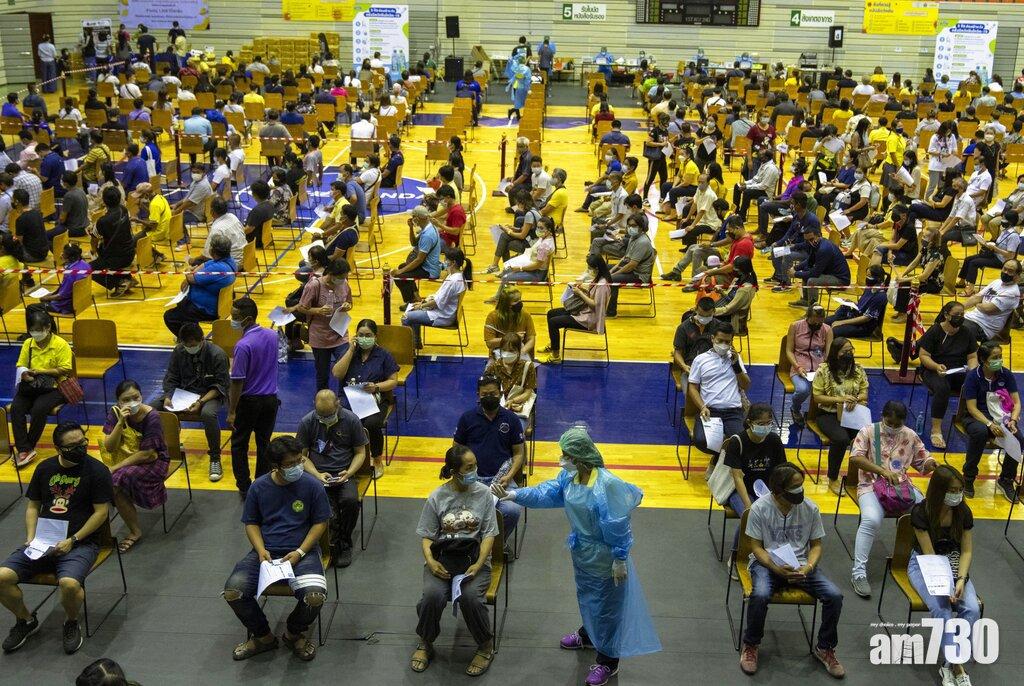 泰國民眾上周在泰日曼谷青年中心等候接種科興疫苗。(資料圖片)