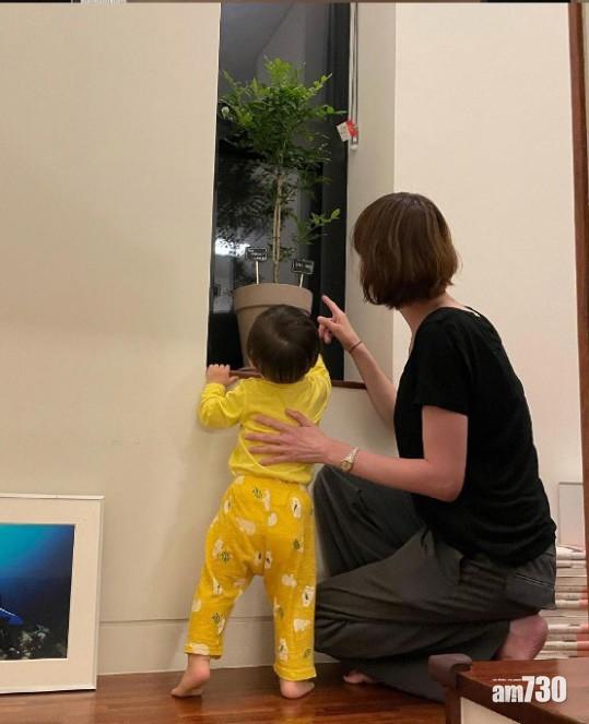 李惠貞與兒子,一起觀賞宋仲基所送的茉莉花盆栽。