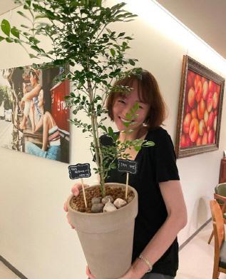 李惠貞收到宋仲基的盆栽,笑到四萬咁口。