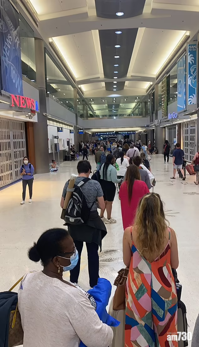 美國航空過去兩天逾300班航班取消,打亂不少搭客行程,客戶服務中心大排長龍。(互聯網)