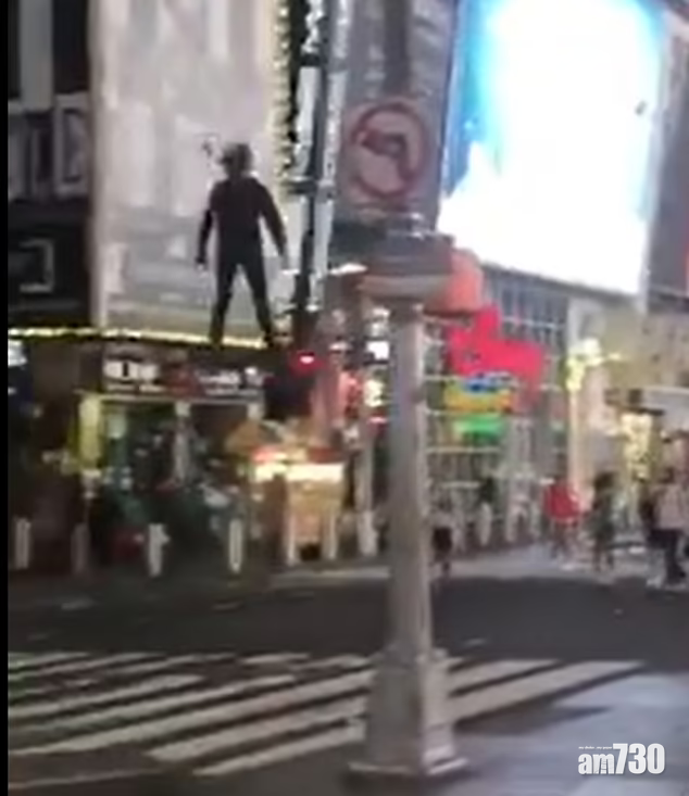 男子踏在像由數架「航拍機」組成的飛行器上,穿梭街道上空。(互聯網)