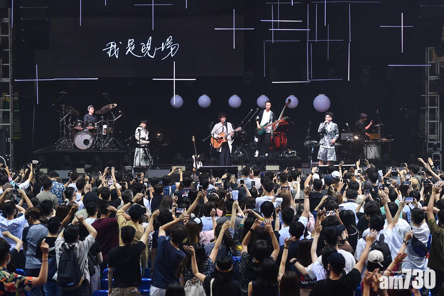 演唱會結束後,大批歌迷不肯離場,Alfed與per se再度encore回報熱情樂迷
