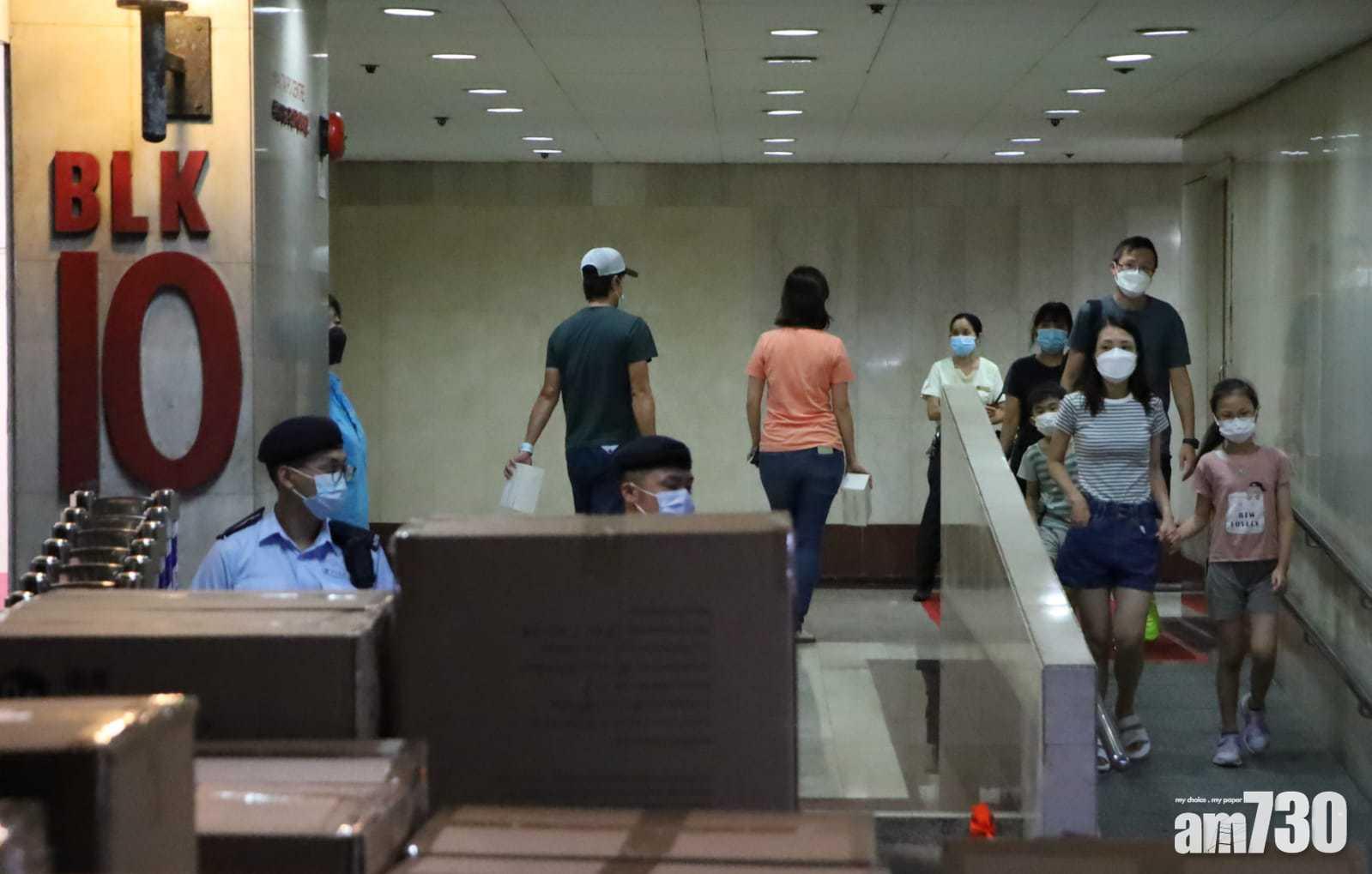 居民晚上分批落樓接受採樣。(鍾式明攝)