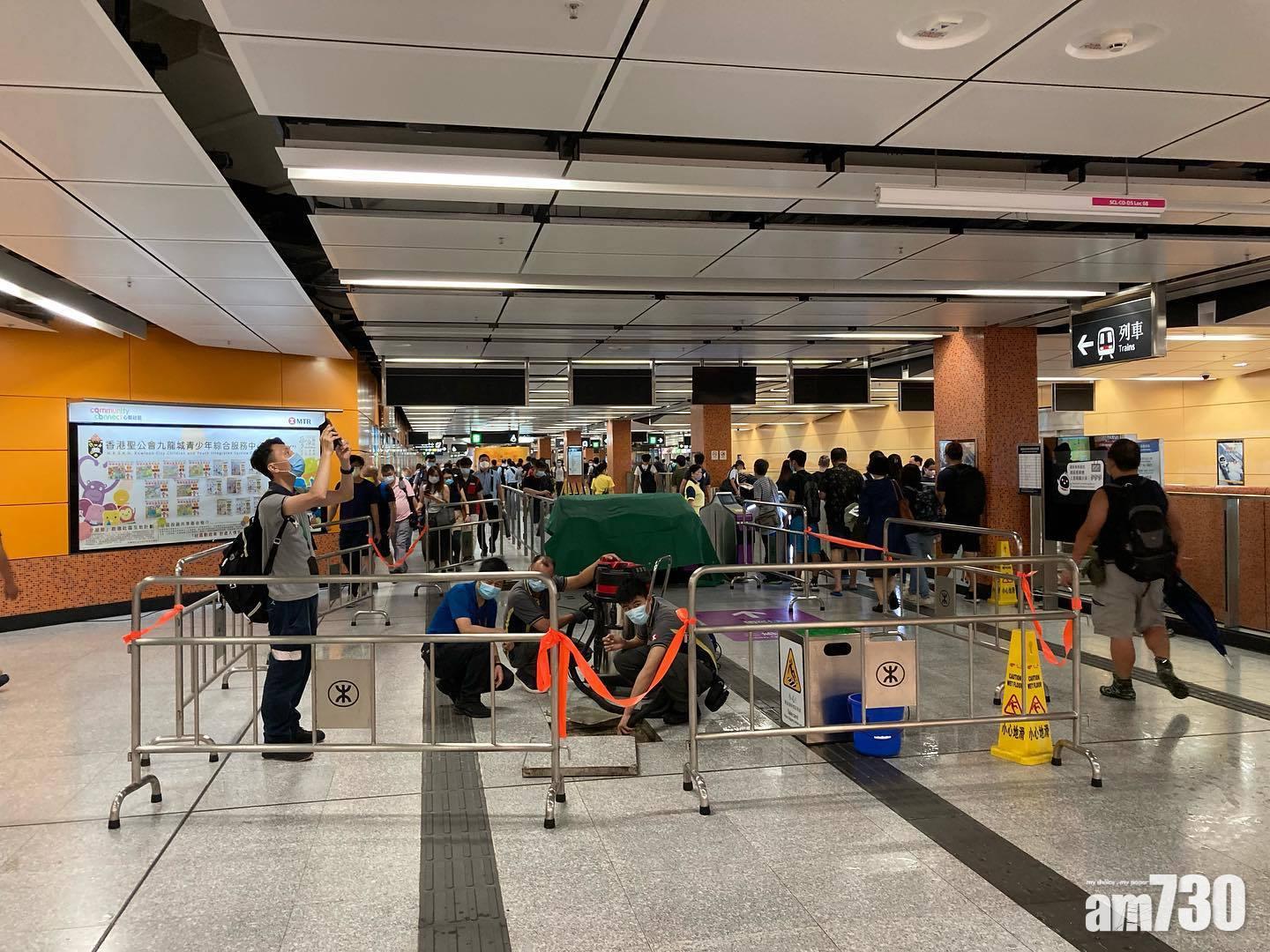 啟德站近A出口天花出現嚴重滲漏。(網上圖片)