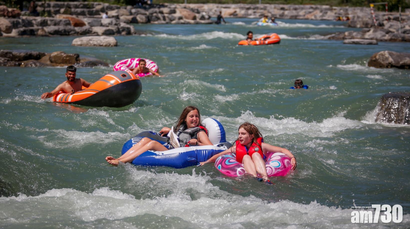 加拿大民眾玩水上活動,享受涼快。(美聯社)