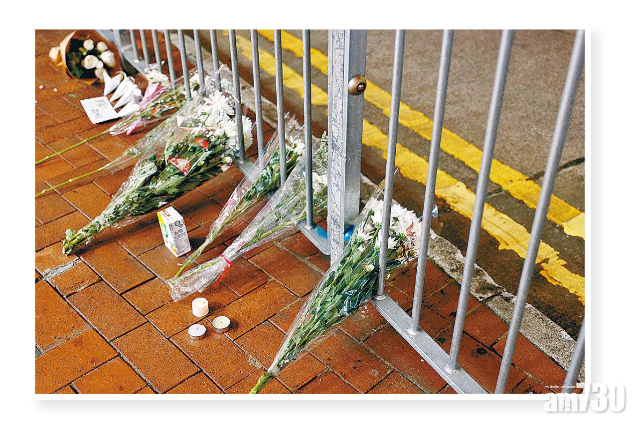有市民獻花追悼死者。(資料圖片)