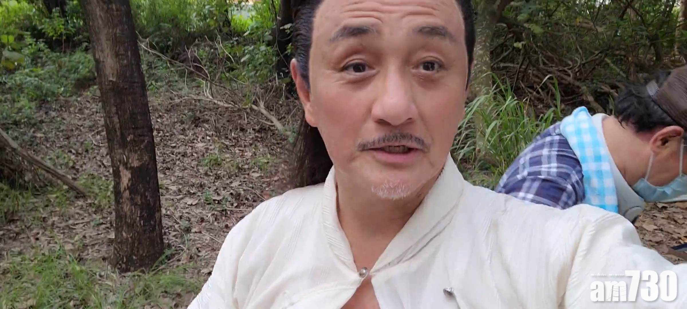 吳岱融更解開衫鈕降溫。