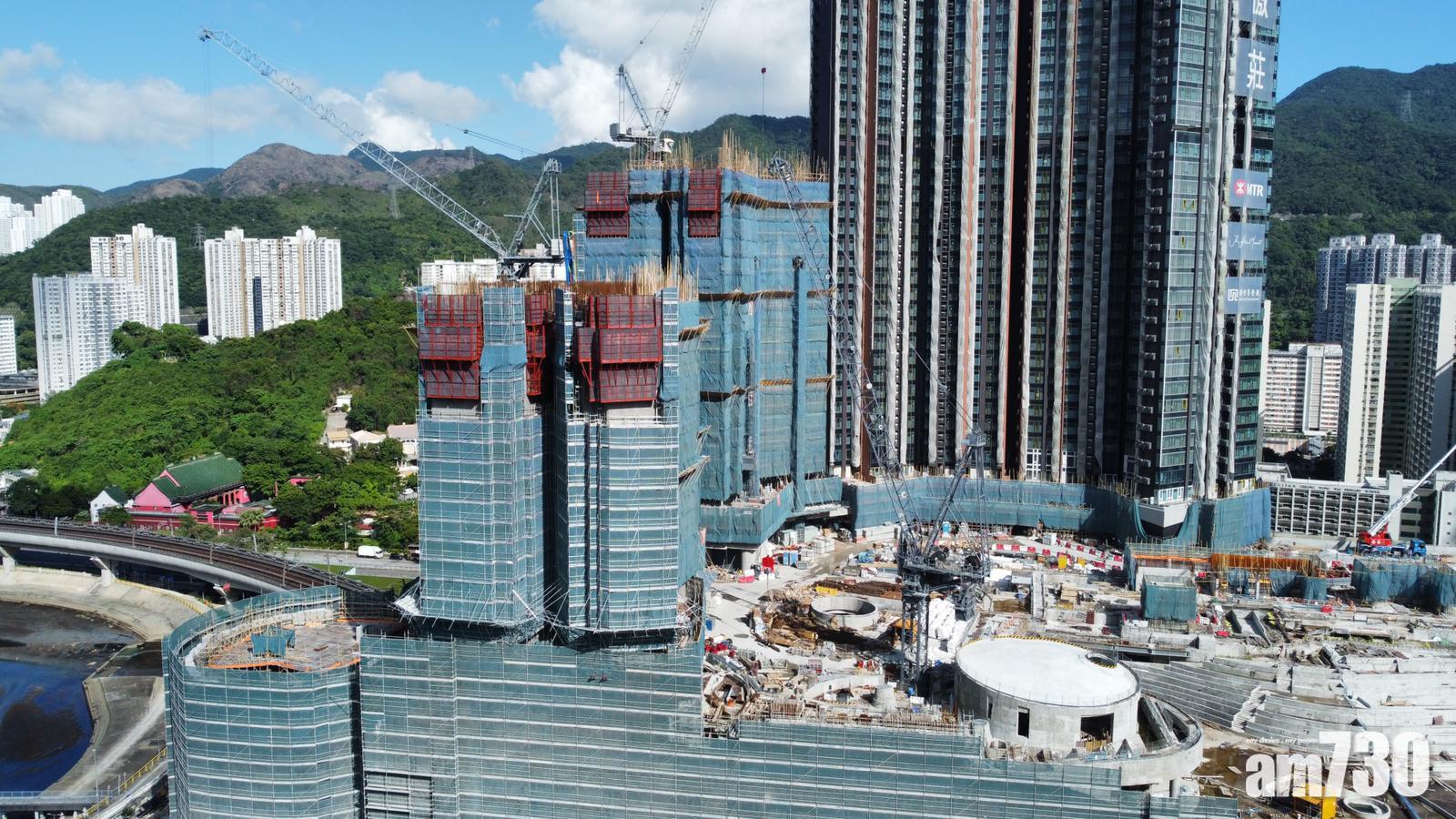 屋宇署高度關注事件 港鐵稱已促請檢驗其他座數 (陳奕釗攝)