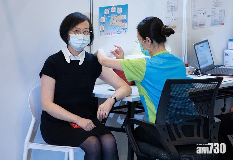 陳肇始澄清,不是8月後停止提供復必泰新冠疫苗,但未知是否能由私家醫生接種。(資料圖片)
