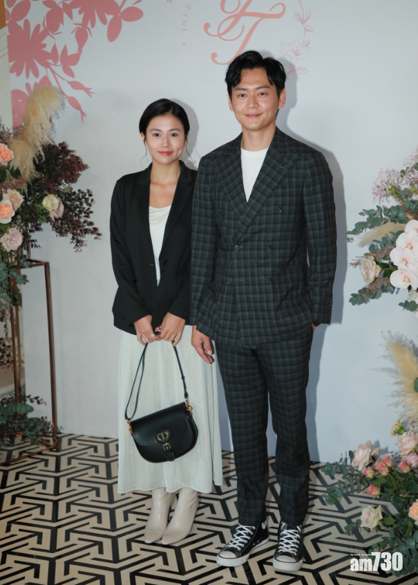 張振朗攜女友楊偲泳到場。