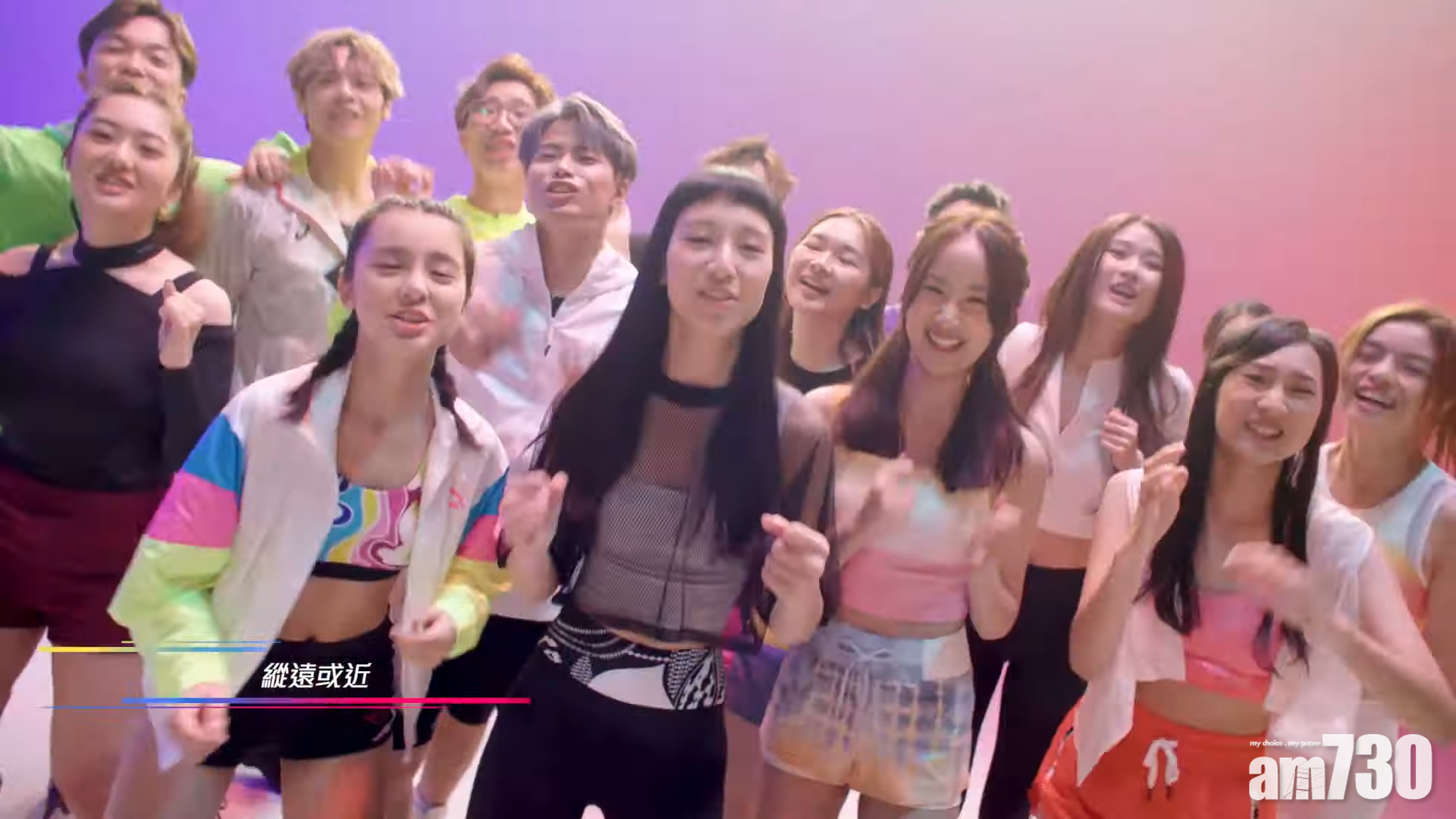 Gigi排正中間, Chantel 則站在Gigi旁邊。