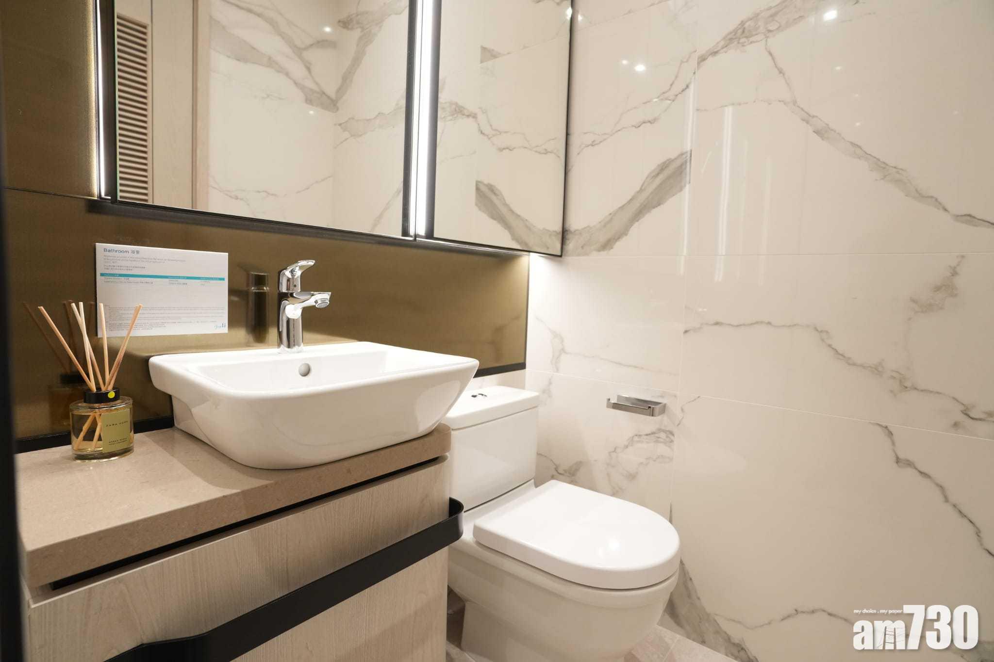 浴室以白色為主調,設有洗手盆櫃及鏡櫃,惟留意浴室位置設於主人房內。(陳奕釗攝)